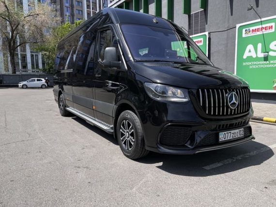 Микроавтобус бизнес класса черный Mercedes Sprinter W907, вид сбоку