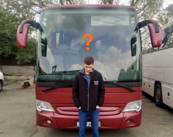 Задумчивый парень у автобуса Аренда автобусов Алматы