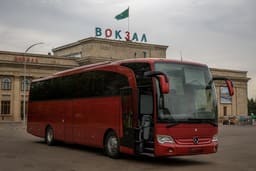 Туристический автобус у вокзала Алматы