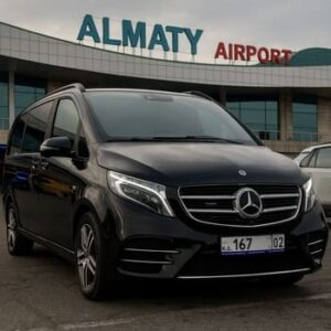 Mercedes V-Class стоит у аэропорта Алматы